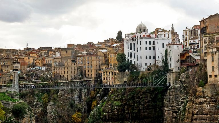 مدينة قسنطينة الجزائرية جامع السيدة حفصة شرق الجزائر - أرشيفية