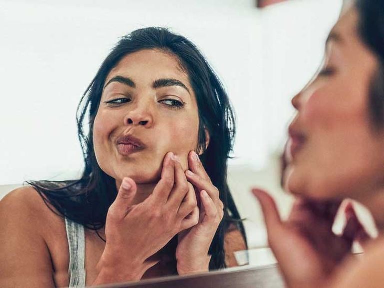 احمي شعرك من الجفاف والتقصف بتجنب النوم به منسدلاً