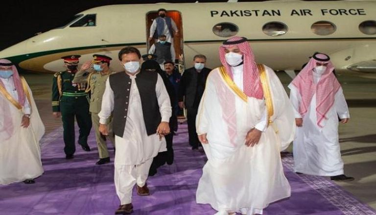 ولي العهد السعودي خلال استقبال رئيس وزراء باكستان بمطار جدة