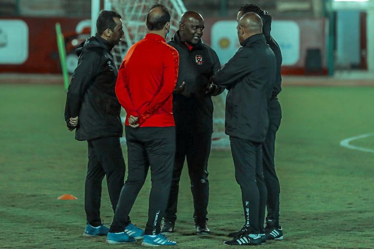 الجهاز الفني لفريق الأهلي المصري بيتسو موسيماني