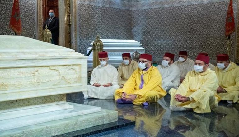 الملك محمد السادس في زيارة لقبر جده