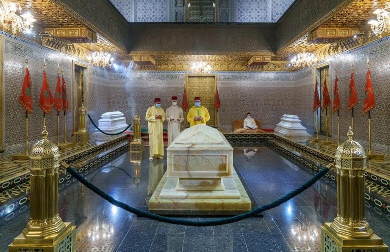 الملك محمد السادس في زيارة لقبر جده