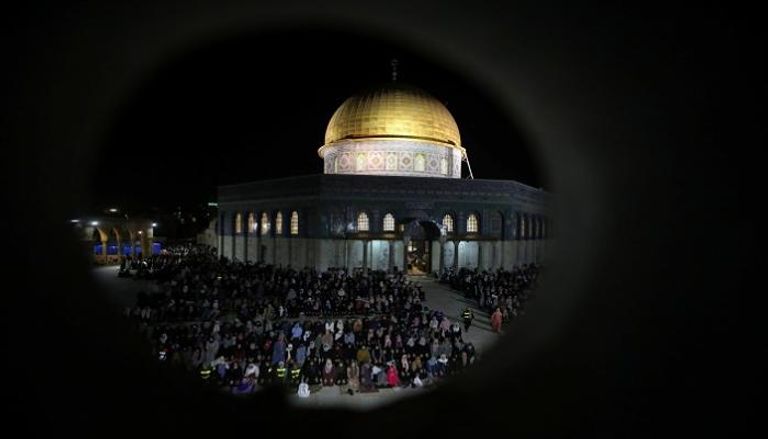 فلسطينيون يؤدون الصلاة في الأقصى