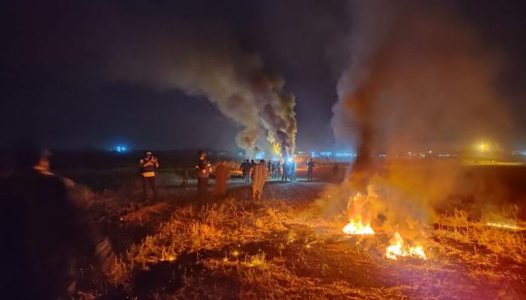متظاهرون يشعلون إطارات سيارات شرق غزة