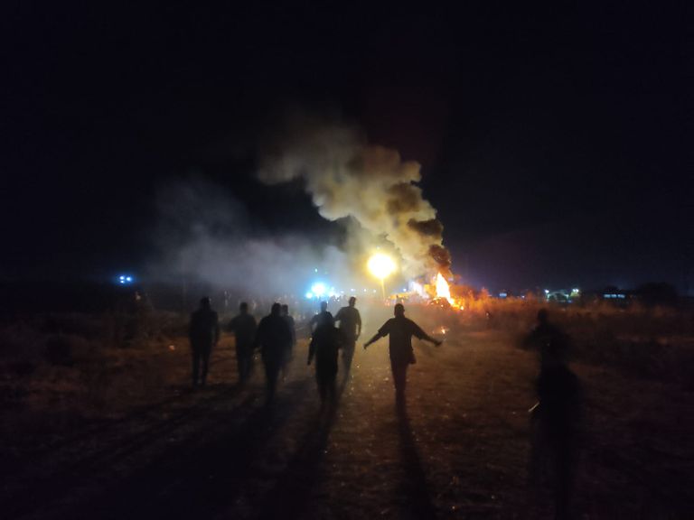 متظاهرون يشعلون إطارات سيارات شرق غزة