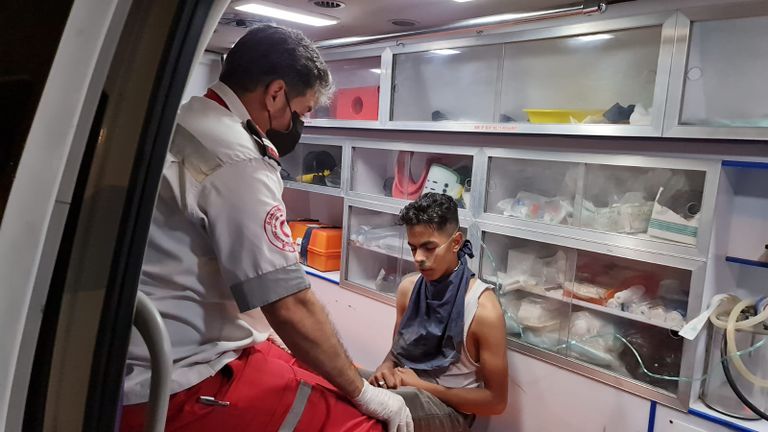 متظاهرون يشعلون إطارات سيارات شرق غزة