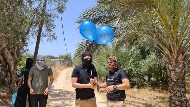 متظاهرون يشعلون إطارات سيارات شرق غزة