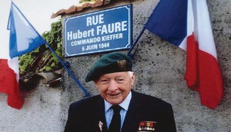 الرئيس الفرنسي يضع الزهور خلال الاحتفال