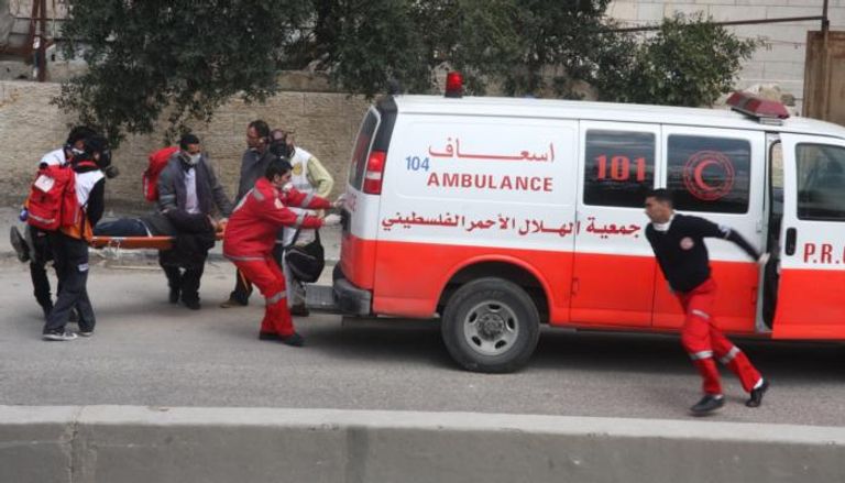 سيارة إسعاف في غزة تهرع لنقل مصابين - أرشيفية