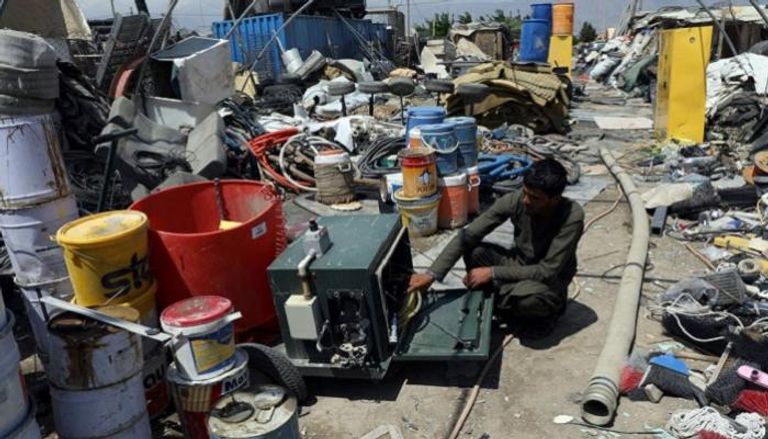 المخلفات التي تخلت عنها القوات الأمريكية في ساحة أحد تجار الخردة الأفغان