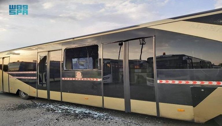 آثار شظايا المفخخة على حافلة بمطار أبها
