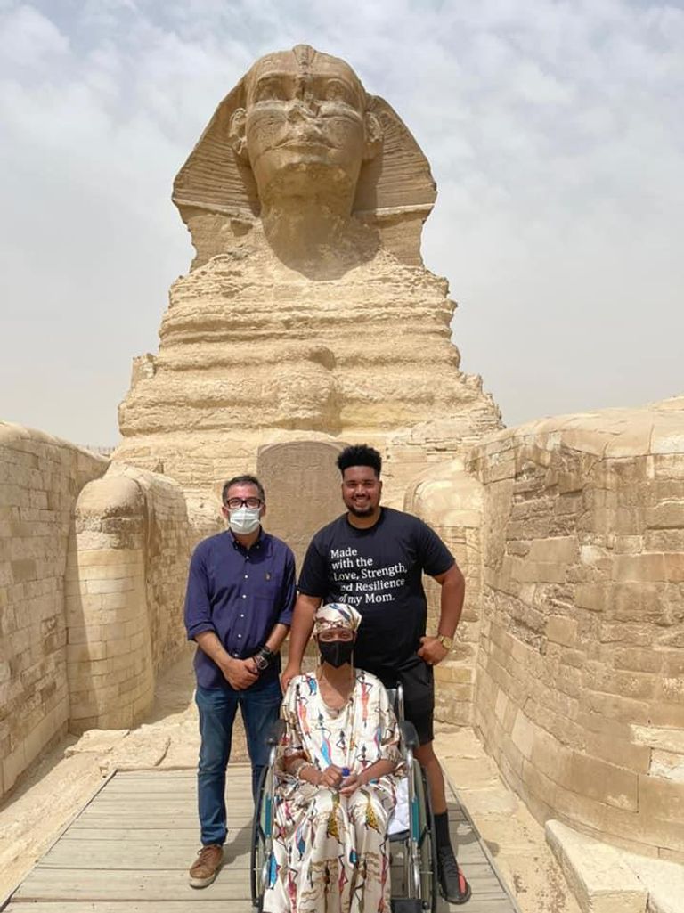 الأمريكية المصابة بالسرطان بصحبة وزير السياحة أمام أبوالهول