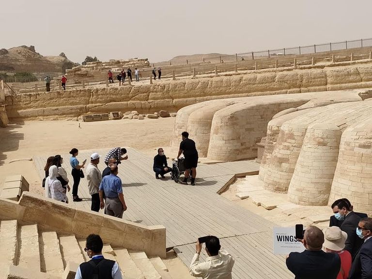 الأمريكية المصابة بالسرطان بصحبة وزير السياحة أمام أبوالهول