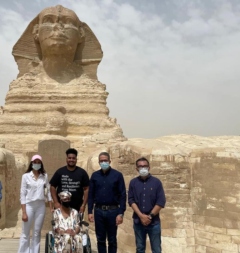 السيدة الأمريكية بجوار الأهرامات