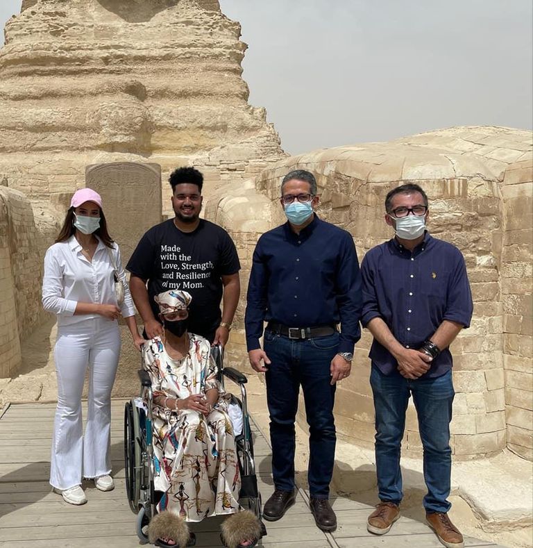 السيدة الأمريكية بجوار الأهرامات