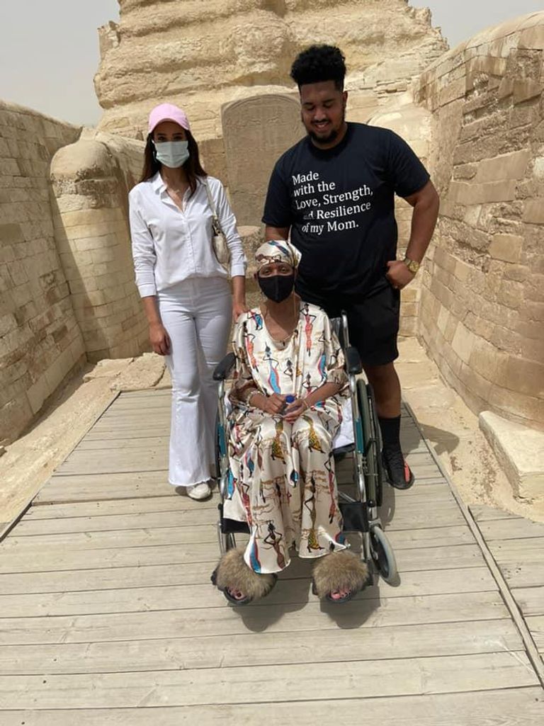السيدة الأمريكية بجوار الأهرامات