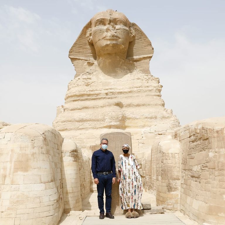 الأمريكية المصابة بالسرطان بصحبة وزير السياحة أمام أبوالهول