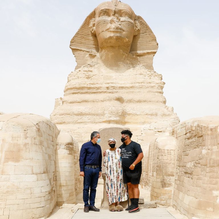 الأمريكية المصابة بالسرطان بصحبة وزير السياحة أمام أبوالهول