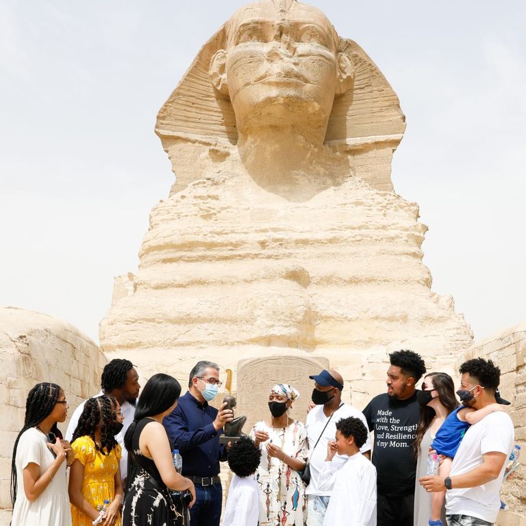 الأمريكية المصابة بالسرطان بصحبة وزير السياحة أمام أبوالهول