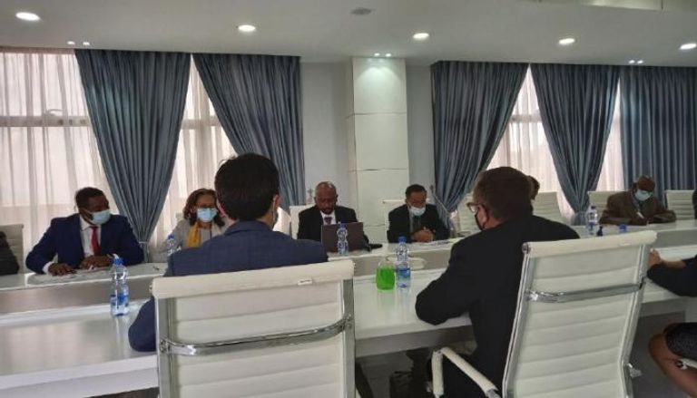 جانب من لقاء المبعوث الأمريكي ووزير المياه الإثيوبي