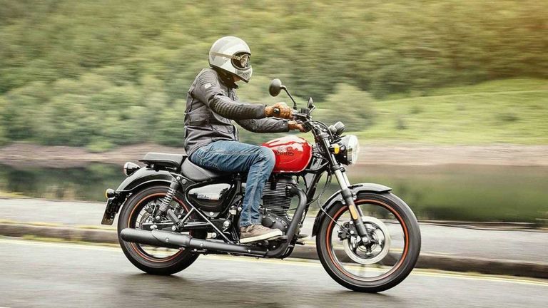 Royal Enfield Meteor 350  دراجة KTM 200 Duke