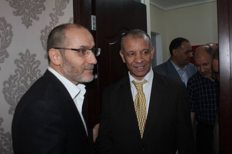 الإخوانيان الجزائرية عبد الرزاق مقري وعبد القادر بن قرينة جزائري يتابع قوائم انتخابية - أرشيفية