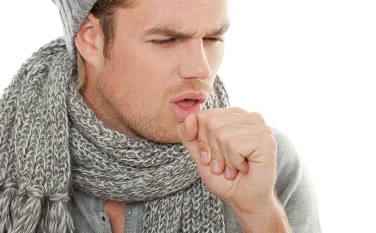 فتاة مصابة بنزلة برد