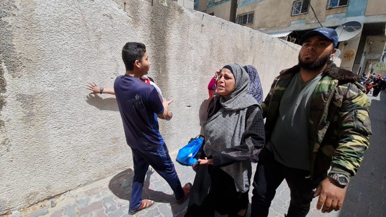 بكاء سيدة وابنتيها بعد القصف الإسرائيلي
