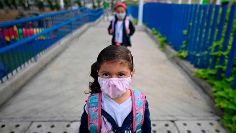 كورونا حول العالم هندي يبكي بعد وفاة أحد أقاربه متأثرا بفيروس كورونا