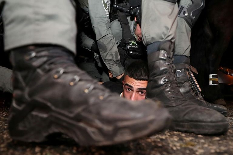 جندي إسرائيلي يجثم على صدر فتى فلسطيني في القدس