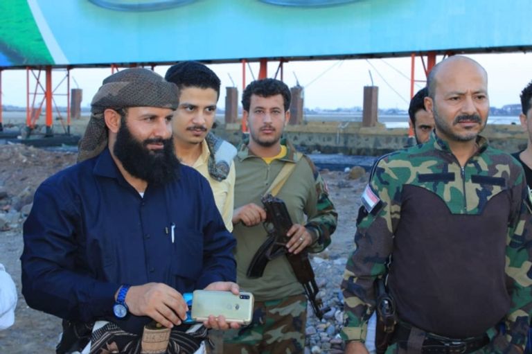 مقاتلون يحيون ذكرى تحرير عدن في موقع انطلاق أول شرار النصر