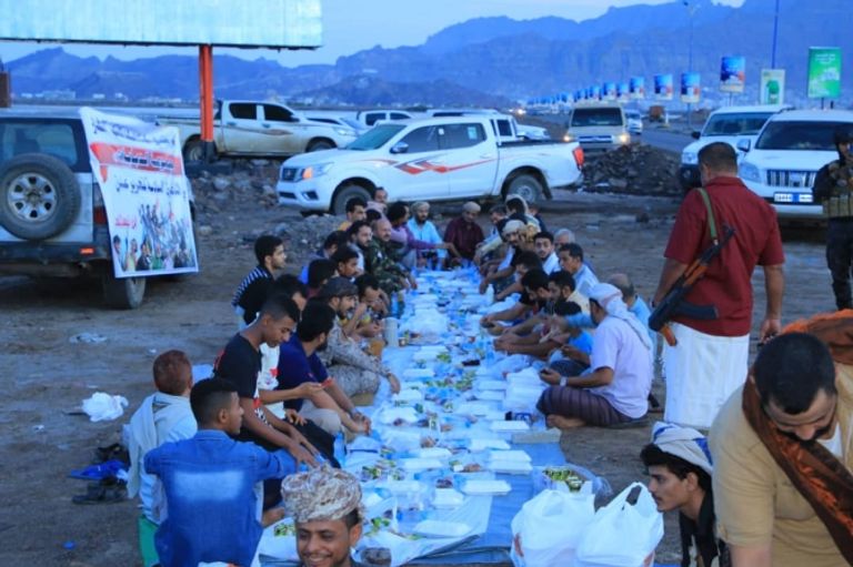 مقاتلون يحيون ذكرى تحرير عدن في موقع انطلاق أول شرار النصر