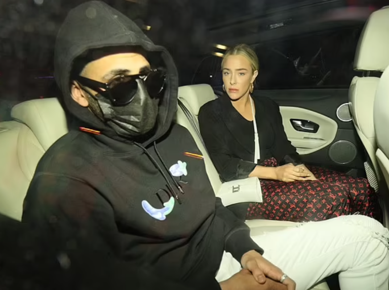 رياض محرز مع صديقته