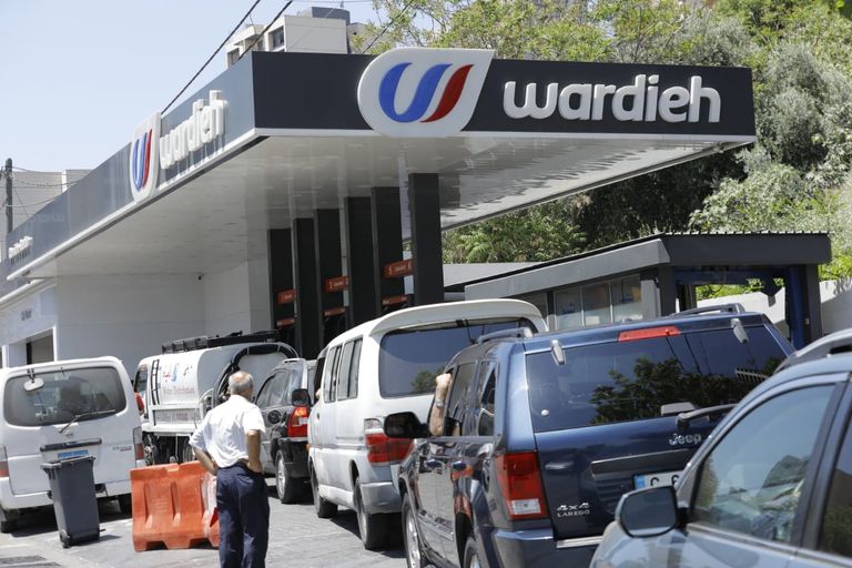 بعض محطات الوقود رفضت  تزويد السيارات