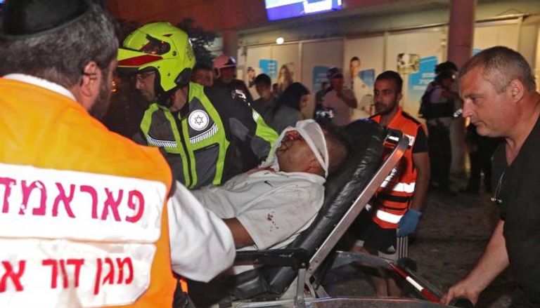 خدمات الطوارئ في إسرائيل تنقل أحد المصابين في منطقة حولون
