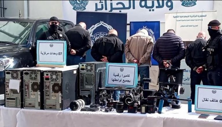 الخلية السرية بعد تفكيكها بالجزائر الرئيسان الجزائري عبد المجيد تبون والفرنسي إيمانويل ماكرون