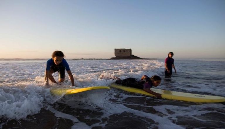 أطفال يتعلمون ركوب الأمواج في المغرب