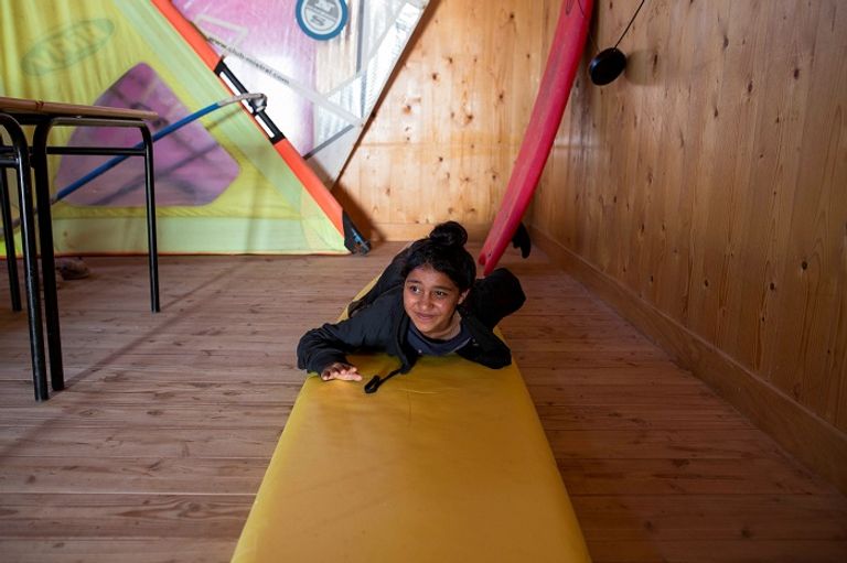 طفلة تتعلم ركوب الأمواج في المغرب أطفال يتعلمون ركوب الأمواج في المغرب