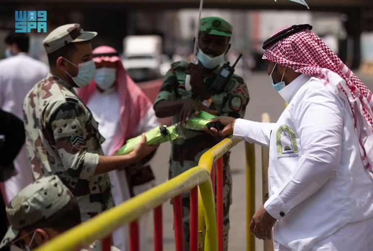 توزيع ربع مليون شمسية على المعتمرين في المسجد الحرام
