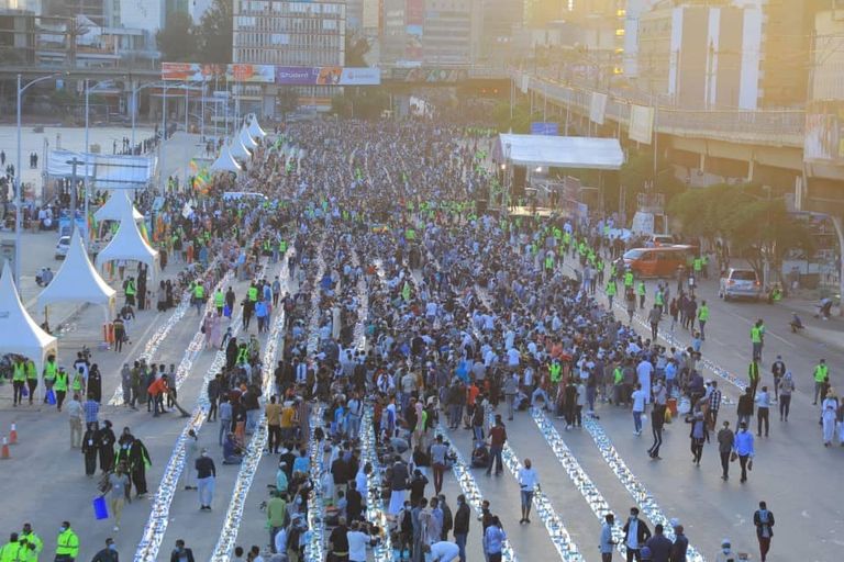 جانب من المشاركات في مائدة الإفطار 