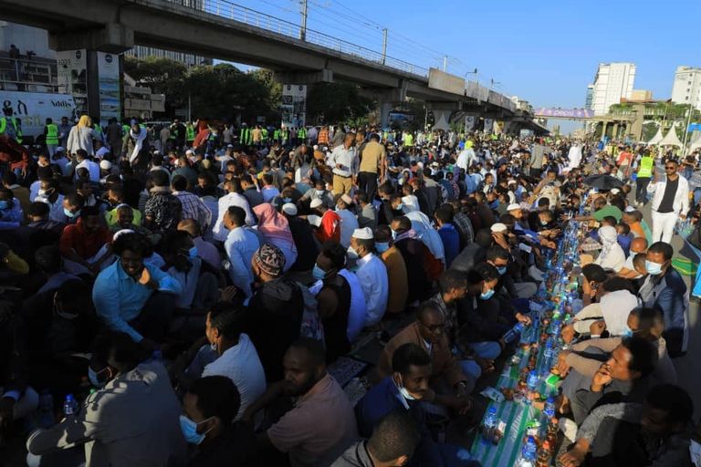 جانب من المشاركات في مائدة الإفطار 