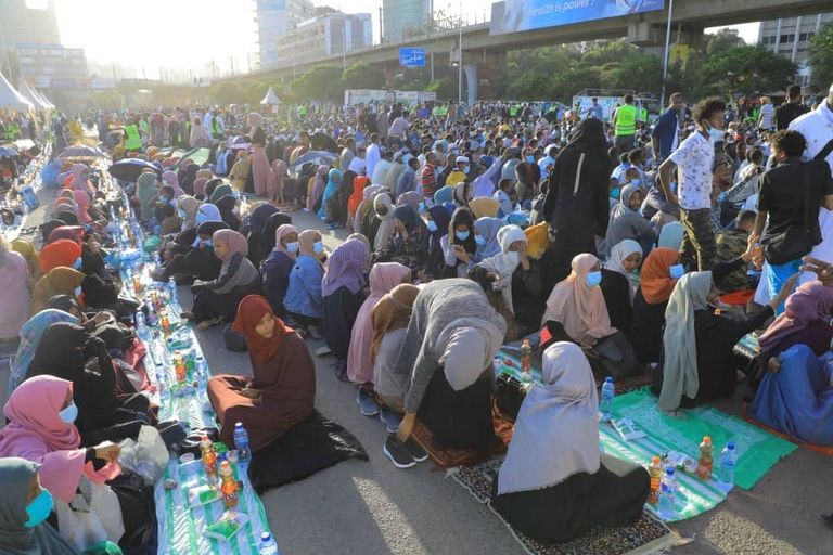 جانب من المشاركات في مائدة الإفطار 