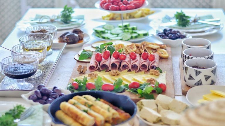 حلويات شرقية وكوب من الشاي