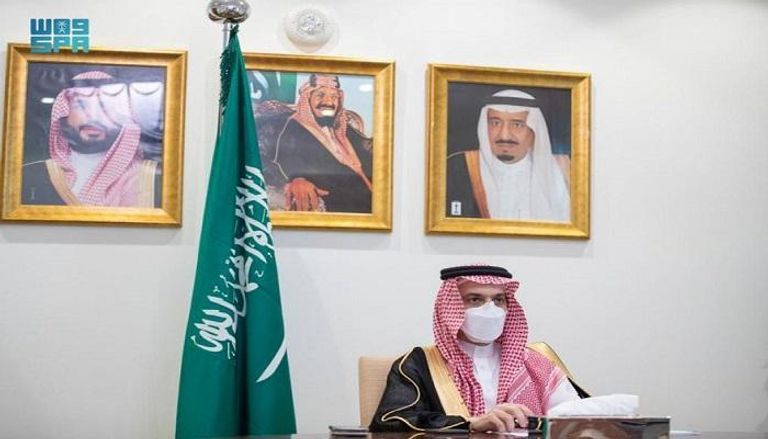 الأمير فيصل بن فرحان بن عبدالله خلال مشاركته في الاجتماع
