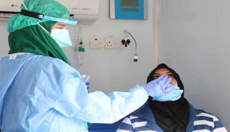طبيبة تفحص مريضة بمستشفى في ليبيا (أرشيفية)