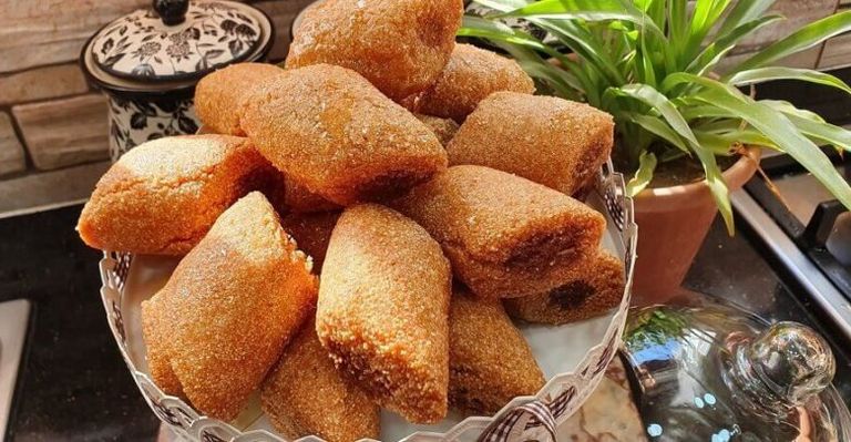 مقروط اللوز الجزائري التقليدي المقروط من أقدم الحلويات التقليدية في الجزائر لعيد الفطر