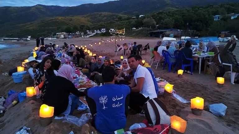 افطار جماعي لجزائريين في رمضان بشواطئ البلاد افطار جماعي لجزائريين في رمضان بشواطئ البلاد