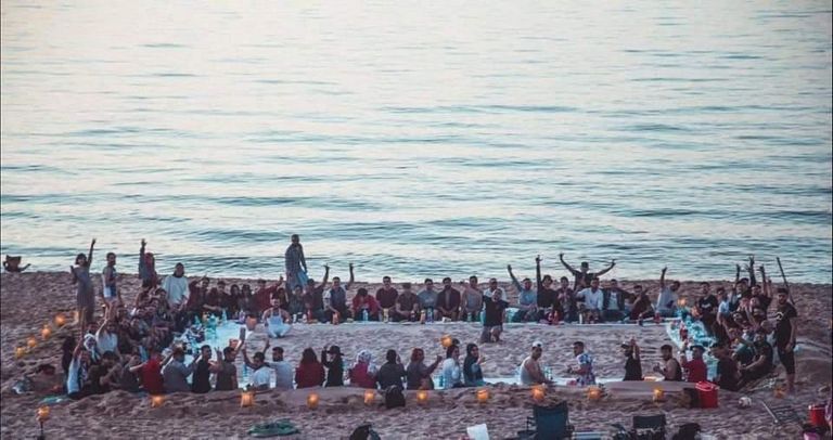 افطار جماعي لجزائريين في رمضان بشواطئ البلاد افطار جماعي لجزائريين في رمضان بشواطئ البلاد
