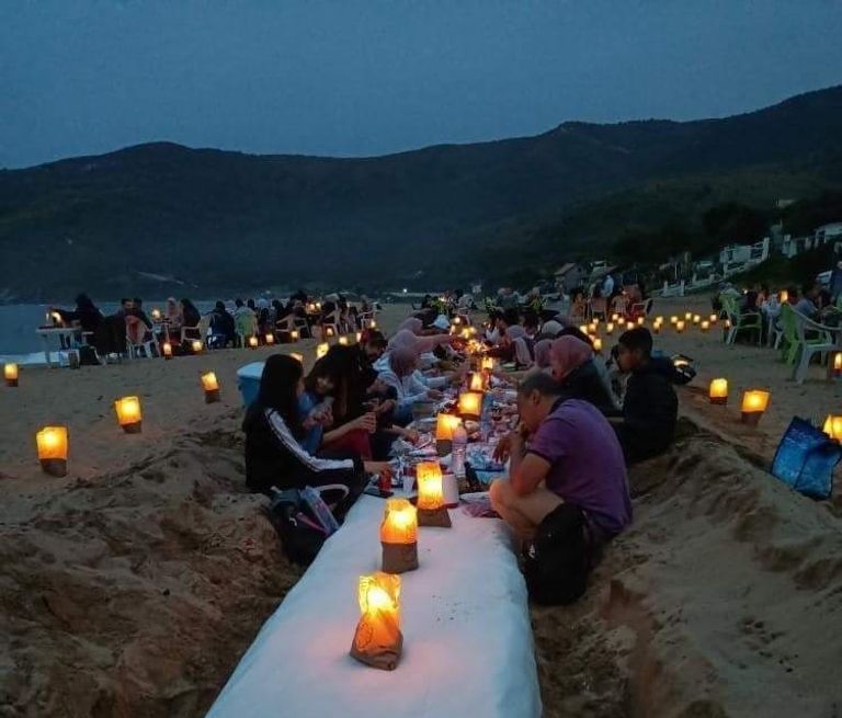 افطار جماعي لجزائريين في رمضان بشواطئ البلاد افطار جماعي لجزائريين في رمضان بشواطئ البلاد