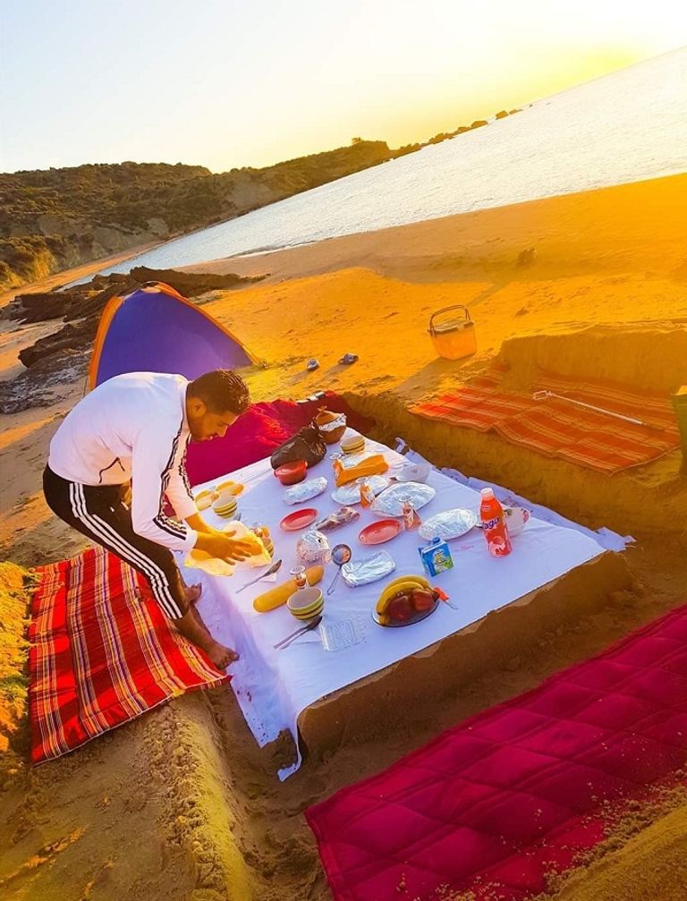 افطار جماعي لجزائريين في رمضان بشواطئ البلاد افطار جماعي لجزائريين في رمضان بشواطئ البلاد